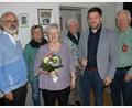 Bild: ral
Das Bild zeigt die Jubilarin im Kreise der Gratulanten darunter Pfarrer Heinrich Rosner, Bürgermeister Peter Neumeier und den Vertretern vom Wanderverein Irrenlohe und vom Gartenbauverein Schwarzenfeld.