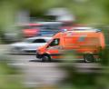 Bild: Sebastian Gollnow/dpa
Das Opfer wurde schwerverletzt mit einem Rettungswagen in ein Krankenhaus gefahren (Symbolbild).