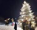 Bild: I. Rauscher
Zu den Klängen der Bläsergruppe wurden in Adlholz (Hahnbach) erstmals die Lichter am Dorfchristbaum eingeschaltet.