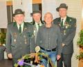 Bild: ker
Werner Grünthaler, Hans Danhauser und Helmut Sperber gratulieren dem ehemaligen Schießleiter Robert Schmidt (Zweiter von rechts) zum 60. Geburtstag.