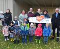 Bild: jr
Mit Hilfe einer Crowdfunding-Aktion wurde das neue Gartenspielhaus des Kindergartens Hedwigsheim finanziert. Regionalmarktleiter Harald Zottmeier (rechts) von der Volksbank Raiffeisenbank Nordoberpfalz übergab an Kindergartenleiterin Regina Schiffmann (Zweite von rechts) den Scheck in Höhe von 5100 Euro.