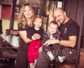Bild: Kerstin Wegmann/exb
Johannes Reindl, im Bild zusammen mit Ehefrau Jitka und den Kindern Paul und Luisa, führt das Traditionsunternehmen Metallbau Franz in der dritten Generation als alleiniger Geschäftsführer.
