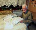 Bild: whü
Werner Veigl mit einer seiner wichtigsten Quellen für deutsche Kriegsgefangene in Russland, dem Findbuch "Orte des Gewahrsams von deutschen Kriegsgefangenen in der Sowjetunion (1941-1956)".