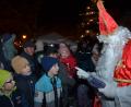 Bild: dob
Fasziniert lauschten die Buben und Mädchen, was ihnen der Nikolaus zu sagen hatte. Natürlich bekamen alle ein Geschenk.