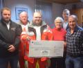 Bild: fz
Raimund und Gerlinde Maier übergeben 1500 Euro Spende an Wolfgang Gollwitzer (vorne, von rechts).