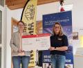 Bild: Michaela Gebhardt/exb
Birgit Neukam-Leißner (links) bei der Spendenübergabe an Simone Kreppner vom ASB-Regionalverband Jura.