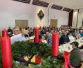 Bild: aub
Zu Beginn des besinnlichen Nachmittags für die Senioren Nabburgs im Jugendwerk zündet Pfarrer Hannes Lorenz die erste Kerze am Adventskranz an.