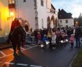 Bild: bey
Der Heilige St. Martin hoch auf dem Pferd führt den Laternenzug der Kinder nach der Martinsfeier in der Stadtpfarrkirche an.