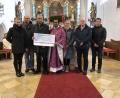 Bild: ct
Ein Teil des Organisationsteams des gemeinsamen Pfarrfestes bei der Spendenübergabe (von links): Michaela Kreuzer (Vilseck), Hubert Merkl (Sorghof), FLIKA-Kassier Oskar Schmidt, Pater Robin Xavier, Manuela Kreuzer, Ludwig Ratzke (beide Schlicht) und Lothar Hasenstab (Vilseck).