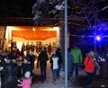 Bild: hme
Dank des Schneefalls herrscht bei der Waldweihnacht in Weiherhammer eine Kulisse wie im Film. Für die passende Musik sorgt die Jagdahornbläsergruppe Weiden-Neustadt (im Hintergrund auf der Bühne).