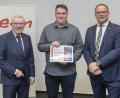 Bild: Uwe Moosburger
Jürgen Kilger, Hauptgeschäftsführer HWK Niederbayern Oberpfalz, (links) mit Fabian Lehmeier aus Ursensollen und Rolf Heiermann, EDG - Leiter Verkauf Energielösungen Region Süd.