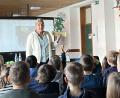 Bild: pi
Egon, der kleine Krumpfling, kommt bei den Kindern an. Sie hören Annette Roeder aufmerksam zu.