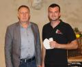 Bild: bjo
3. Bürgermeister Matthias Huger (links) übergab ein Präsent der Gemeinde an Armin Lamecker (rechts), den scheidenden Vorsitzenden der Kirwagemeinschaft Schmidmühlen.