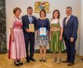 Bild: Florian Maucher/StMELF
Der Ferienhof Frank aus Schwarzenbach darf die nächsten drei Jahre mit dem "Goldenen Gockel" werben. Bei der Preisübergabe waren (von links) Gerda Walser, Vorsitzende des Landesverbands, Josef und Monika Frank, Angelika Soyer, Zweite Vorsitzende des Landesverbands, sowie Amtschef Hubert Bittlmayer dabei.