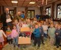 Bild: bey
Herbert Putzer, der Vorsitzende der Kinderkrebshilfe Oberpfalz-Nord und Hedwig Reger von der Vohenstraußer Tafel freuen sich über die Geld- und Sachspenden des Kartengartens St. Elisabeth.