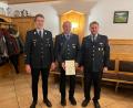 Bild: lei
Hans Danhauser (Mitte) wird für 40 Jahre Feuerwehrdienst und 30 Jahre als Fahnenjunker geehrt von Kommandant Markus Guttenberger (links) und Vorsitzendem Gerd Pürner (rechts) geehrt.