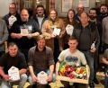 Bild: Skiclub Stein/exb
Auch wegen seiner Vorgeschichte hatte das 10. Preisschafkopfturnier des Skiclub Stein beim "Schwaner" in Windischeschenbach eine Rekordteilnehmerzahl von 180 Kartenspielern. Im Bild die Gewinner: Auf dem 1. Platz landete Matthias Hecht aus Kaltenmühle (kniend, vorne Mitte). Vorletzter wurde Lukas Haberkorn (kniend, Zweiter von rechts), er gewann den Gemüsekorb. Zweiter Vorsitzender Frank Kiener (rechts) übernahm die Siegerehrung.