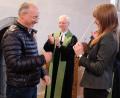 Bild: le
Offiziell übergab Wolfgang Lang (links) an seine Nachfolgerin Tanja Riedel (rechts) den Dirigentenstab worüber sich auch Pfarrer Römischer (Mitte) freute.
