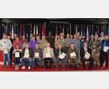 Bild: bö
Die 33 Arbeitsjubilare der US-Army in Hohenfels bringen es auf 815 Dienstjahre. Dazu gratulierten Garrison Commander Bavaria Oberst Kevin Poole, die Bürgermeister der Truppenübungsplatzrandgemeinden und die Mitglieder des Betriebsrates.