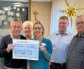 Bild: u
Wie alle Jahre besuchten Vorstandsmitglieder des Förderkreises Altenhilfe am Namenstag der hl. Barbara die VRK Solitäre Tagespflege St. Barbara und überreichten Geschenke. Vorstandsmitglied Heidi Flierl (von links), Vorsitzender Werner Schulz, stellv. Vorsitzende Hildegard Kohl, Schriftführer Martin Merkl und Schatzmeister Reinhold Birner.