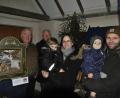 Bild: wfw
Direkt aus der Krippenausstellung im Kulturstadl heraus übergaben Richard Rauch (von links) und Peter Pichl das Herbergskastl an Christina Hösl und ihre Familie.