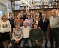 Bild: Reini Herrmann/exb
Vorsitzender Ferdl Grieger (sitzend, Mitte) mit seinem Team der SpVgg-Schirmitz-Tennisabteilung und dem Vorsitzenden des Hauptvereins, Sigi Pautsch (stehend, rechts).