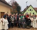 Bild: jow
Den Lintacher Ehejubilare gratulieren Pfarrer Moses Gudapati (Mitte) und Pfarrgemeinderatssprecherin Waltraud Glöckner (zweite Reihe, rechts).