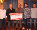 Bild: jr
Die SV-Freunde unterstützen den Hauptverein SV Pechbrunn mit einer 7000-Euro-Spende. Bei der Übergabe waren (von links) Jörg Kraus, SV-Vorsitzender Roland Zeitler, SV-Freunde-Sprecher Günter Geiler, Dominik Wolf und Kevin Lang dabei.