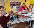 Bild: Grundschule Tännesberg/exb
Die Päckchen für den Weihnachtskonvoi werden von den Kindern höchstpersönlich zusammengestellt.