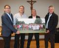 Bild: pi
Michael Jung, Jürgen Kraus und Jürgen Lugert (von links) freuen sich über das von Bürgermeister Thomas Meiler überreichte Bild.