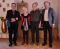 Bild: Lothar Müller/exb
Pfarrer Klaus Weber, Annemarie Röser (von links) und Bürgermeister Lothar Müller (rechts) gratulierten Erich Röser zum 85. Geburtstag.