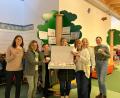 Bild: Lampier/exb
Eine Krapfenlieferung bringt Martina Lampier (Mitte) in den Pfreimder Kindergarten St. Martin in Pfreimd.