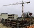 Bild: Hösamer
Am Beruflichen Schulzentrum Schwandorf entsteht das Werkstattgebäude für die Bauberufe. Die Gesamtkosten für diesen Abschnitt werden auf 13 Millionen Euro geschätzt.