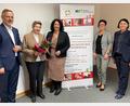Bild: Kliniken Nordoberpfalz, Michael Reindl/exb
Wie sich die Stiftung Bunter Kreis Nordoberpfalz entwickelt, darüber freuen ich (von links) Klinken-Vorstand Michael Hoffmann, Stifterin Renate Körber, Marina Luttels (Leiterin des Bunten Kreises Nordoberpfalz), Claudia Schell (Sparkasse Oberpfalz Nord) und Dr. Christa Kraemer (Justiziarin Kliniken Nordoberpfalz).