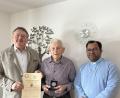 Bild: Stefanie Gradl
Karl Bücherl (Mitte) feiert seinen 90. Geburtstag. Bürgermeister Hans-Martin Schertl (links) und Pater Robin gratulieren dem Jubilar.