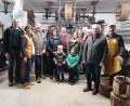 Bild: Handwerkerscheune Tirschenreuth/exb
Besuchergruppe der Freien Wähler aus Konnersreuth mit Herbert Konrad vom Historischen Arbeitskreis.