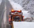 Symbolbild: Armin Weigel/dpa
Auch die Räumfahrzeuge waren vom Stau auf der B303 betroffen. Der Schneemassen mussten teilweise per Hand und Schaufel vom Asphalt entfernt werden.