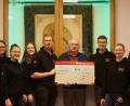 Bild: dob
Die Vorstandschaft der KLJB Oberlind mit Marie Wittmann, Marie Bäumler, Annika Wittmann, Paulus Kellner, Michael Striegl, Christina Enderlein und Lena Enderlein (von links) überreichte an den Vorsitzenden der Kinderkrebshilfe 1000 Euro aus dem Stodlfest-Erlös.