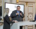 Bild: Stefan Effenhauer/altrofoto.de/exb
Dr. Josef Scheiber wurde zum Oberpfalz-Botschafter ernannt. Im Gespräch mit Moderatorin Marina Gottschalk stellte er sich bei einer Veranstaltung im Spiegelsaal der Regierung Oberpfalz vor.
