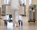 Bild: Marijan Murat/dpa
Eine Krankenpflegerin schiebt ein Krankenbett durch einen Flur. In der Pflegebranche sind weiter viele freie Stellen gemeldet.