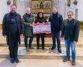 Bild: Benedikt Wedlich/exb
Spendenübergabe: Das Bild zeigt von links Stadtpfarrer Stefan Langer und Bärbel Mader vom Förderverein, Myonnie Bada-Albrecht vom Singkreis Herz Jesu, Berthold Strahl vom Chor "Horizont" und Michael Grünwald vom Gospelchor "Good News" sowie vom Vokalensemble "Gloria Patri". Auf dem Bild fehlt Markus Hoffmann vom Katharinenchor Wunsiedel.