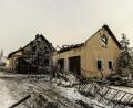 Bild: Hösamer
Ein Anwesen in Högling ist durch ein Feuer in der Nacht zum Montag weitgehend zerstört. Das Wohnhaus ist nicht mehr nutzbar.
