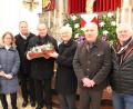 Bild: prh
Mesner Josef Gleißner (Dritter von links) wurde für sein 30-jähriges Arbeitsjubiläum von der Kirchenverwaltung mit Kirchenpfleger Michael Kippes (Zweiter von links) und Stadtpfarrer Josef Häring (Dritter von rechts) geehrt.