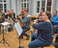 Bild: Christl Schemm/fph
Der Elan, mit dem die Musikerinnen und Musiker der Marktredwitzer Blasmusik nach der Coronapandemie einen Neustart gewagt haben, hält an: Mit seiner Dirigentin Nadja Rippert bereitet sich das Orchester seit September konzentriert auf die vier Neujahrskonzerte vor.
