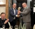 Bild: mez
Professor Peter Schmieder (stehend) erläuterte rund dreißig Gästen aus Politik und Wirtschaft, darunter der Landtagsvizepräsident Tobias Reiß, MU-Kreisvorsitzender Leonhard Zintl, Landrat Roland Grillmeier, Bürgermeister Roman Schäffler oder auch dem Wirtschaftsförderer Anton Kunz die Idee des neuen Technologietransferzentrums, dass in Kemnath geplant ist.