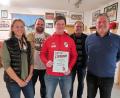 Bild: bsc
Michael Dostler (vorne, Mitte) wurde bei der Jahreshauptversammlung des Fördervereins des Turn- und Sportvereins Friedenfels für seine zehnjährige Vereinstreue ausgezeichnet. Kassenwart Alexandra Kaßeckert (vorne, links) und Vorsitzender Karl Trottmann (vorne, rechts) sowie die beiden Vorsitzenden des TSV-Hauptvereins, Johannes Härtl und Helmut Radimerski (hinten, von links), gratulierten.
