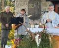 Bild: Sabine Weiß/exb
An der Kapelle St. Nepomuk am Buchberg zelebriert der Schnaittenbacher Stadtpfarrer Helmut Brügel (rechts) eine Hubertusmesse.