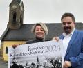 Bild: Sebastian Macht/exb
Informationen über Marktredwitzer Kirchen liefern die „Rawetzer Kalendergeschichte(n)“, die Mary Möller-Hartung und Sebastian Macht (von links) vorstellten.