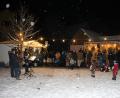 Bild: bjp
Schneefall und stimmungsvolle Weihnachtslied-Klassiker: Beim Christbaumfest auf dem Preißacher Schützenplatz passte das Ambiente perfekt.