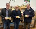 Bild: Lions-Club Marktredwitz-Fichtelgebirge/exb
Lions-Club-Präsident Dr. Oliver Schott (Bildmitte) sowie der Vorsitzende des Lions-Hilfswerks, Flavio Herrmann (links), und der Beauftragte des Malteser Hilfswerks für die Selber Tafel, Peter Enzi (rechts), bei der Übergabe der Weihnachtsstollen.